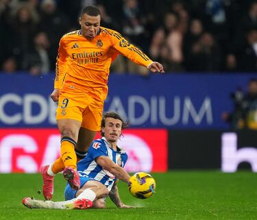 Contraataque del Rea Madrid, Kylian Mbappé avanza con el balón controlado y Carlos Romero entra a destiempo con los tacos por delante en el gemelo del jugador francés. El VAR no avisa a Muñiz Ruiz, que sí muestra la cartulina amarilla al defensa perico.
