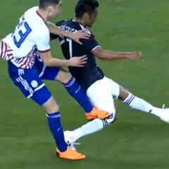 La fuerte entrada de Almirón sobre Vázquez que ameritó la roja