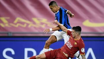 Inter Milan's Chilean forward Alexis Sanchez (L) vies for the ball with AS Roma's Brazilian defender Roger Ibanez during the Italian Serie A football match between AS Roma and Inter Milan on July 19, 2020, at the Olympic Stadium in Rome. (Photo by Filippo MONTEFORTE / AFP)