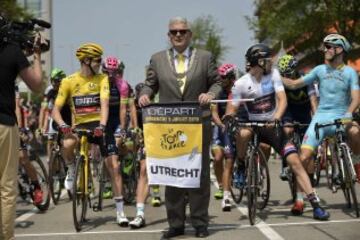 El alcalde de Utrecht Jan van Zanen da la salida a la segunda etapa.