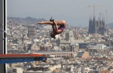 La británica Sarah Barrow realizando un salto sobre la plataforma de 10 metros en la piscina municipal de Montjuic con la ciudad de Barcelona al fondo.