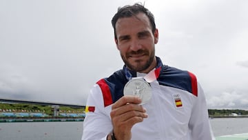 Saúl Craviotto posa para As con la medalla de plata.