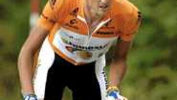 ENORME. Jiménez, en plena ascensión a Arcalís, donde logró su tercera victoria en la Vuelta 2001.