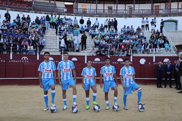 La camiseta es un homenaje al Málaga del mítico Juanito y está inspirada en la de la temporada 1988-89, en la que el de Fuengirola jugó.