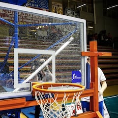 El Fuenla-Valencia se retrasa una hora al romperse un tablero