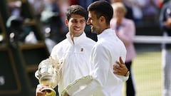 Carlos Alcaraz y Novak Djokovic conversan sobre la hierba del All England Club tras su duelo en la final.