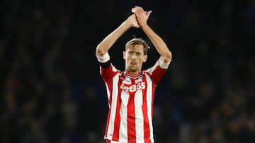 Soccer Football - Premier League - Brighton &amp; Hove Albion vs Stoke City - The American Express Community Stadium, Brighton, Britain - November 20, 2017   Stoke City&#039;s Peter Crouch applauds the fans after the match   Action Images via Reuters/John Sibley    EDITORIAL USE ONLY. No use with unauthorized audio, video, data, fixture lists, club/league logos or &quot;live&quot; services. Online in-match use limited to 75 images, no video emulation. No use in betting, games or single club/league/player publications. Please contact your account representative for further details.