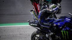 Maverick vio volar sobre &eacute;l la moto de Zarco.