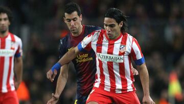 Falcao y Sergio Busquets durante un partido entre Barcelona y Atl&eacute;tico de Madrid.