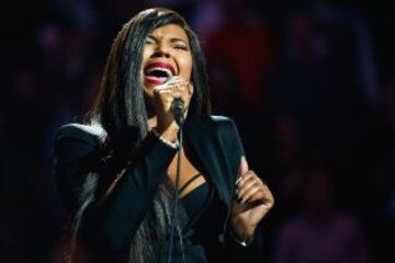 La cantante Ashanti canta el himno nacional estadounidense en el rutilante pabellón de los Nets, en Brooklyn.