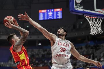 Juancho Hernángomez lanza ante Hasan Aliakbari durante el partido entre Irán y España.