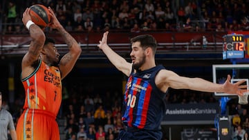 BARCELONA, 05/02/2023.- El base armenio del Valencia Basket, Chris Jones (i), intenta bloquear al ala serbio del Barcelona, Nikola Kalanic (d), durante partido de lliga ACB que se disputa en el Palau Blaugrana de Barcelona, este domingo. EFE/ Toni Albir