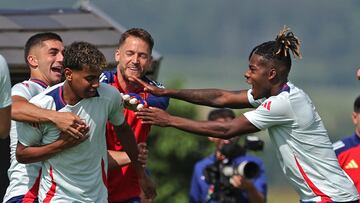 Spain's forward #19 Lamine Yamal (2L) and midfielder #17 Nico Williams (R) along with their teammates attend a training session at the team's base camp in Donaueschingen on June 29, 2024, on the eve of their UEFA Euro 2024 Round of 16 football match against Georgia. (Photo by LLUIS GENE / AFP)