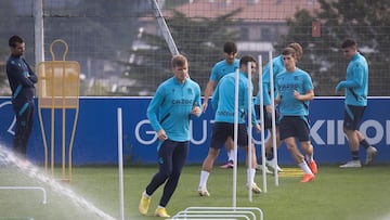 SAN SEBASTIÁN, 12/10/2022.- El delantero de la Real Sociedad, Alexander Sørloth (i), prepara junto a sus compañeros el partido de vuelta de la Liga Europa ante el Sheriff moldavo, este miércoles en las instalaciones de Zubieta en San Sebastián. EFE/ Javier Etxezarreta
