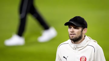 Eindhoven (Netherlands), 04/11/2024.- Daley Blind of Girona FC inspects the pitch at Philips stadium in Eindhoven, The Netherlands, 04 November 2024. Girona FC will face PSV Eindhoven in a UEFA Champions League match on 05 November. (Liga de Campeones, Países Bajos; Holanda) EFE/EPA/Koen van Weel EPA-EFE/Koen van Weel