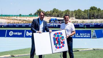 Quico Catal&aacute;n posa junto a Bernab&eacute; Cano, alcalde de La Nuc&iacute;a. 