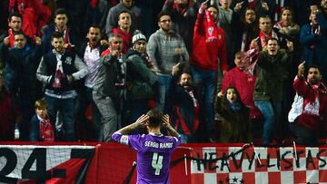 Sergio Ramos y la grada del Pizjuan.