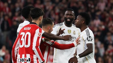 Berenguer y Rego, durante un amago de trifulca con Vinicius, Rüdiger y Tchouameni en el Athletic - Real Madrid de la jornada 19 liguera.