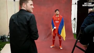 Tsimikas lo notó y se burló.