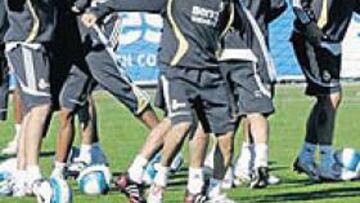<b>SÓLO CUATRO BAJAS. </b>El Madrid se entrenó ayer en Valdebebas con las bajas de Casillas, Ramos, Cannavaro y Robinho, que están concentrados con sus selecciones.