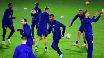 Blind, Dumfries y Luuk de Jong, en el entrenamiento de los Países Bajos.