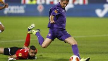 Joaqu&iacute;n dispara a puerta para marcar el primer gol de la Fiorentina. 