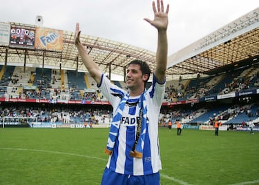 Vistió los colores del Depor entre 2000 y 2007. Jugó 246 encuentros en los que anotó 18 goles. Sumó a su palmarés una Copa del Rey y dos Supercopas de España. 