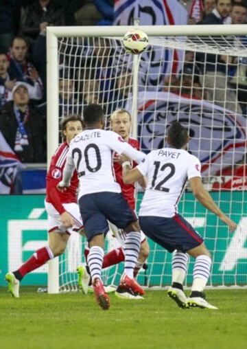 1-0. Alexandre Lacazette anotó el primer gol.