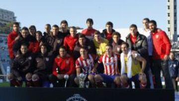 Los rojiblancos posan con los trofeos tras su victoria sobre Nacional en el estadio Centenario.
