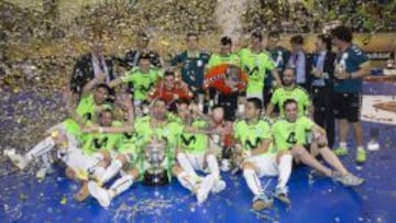 Los jugadores del Inter Movistar, celebran su victoria en la final de la Copa del Rey de futbol sala, tras derrotar por 3-0 al Marfil Santa Coloma, en el encuentro disputado en el Pabell&oacute;n Municipal Diego Calvo de &Aacute;guilas.