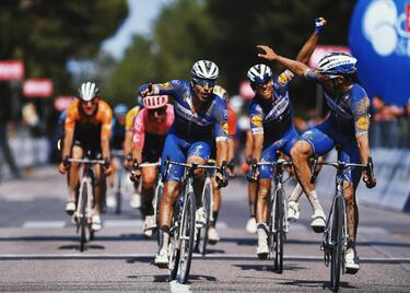 El conjunto belga de Patrick Lefevere consiguió, si bien no era una cita de primer nivel, una proeza en la Adriatica Ionica Race de 2019 cuando Hodeg, Senechal y Gilbert remataron al esprint al resto de sus rivales después de una épica jornada con tramos de tierra. 