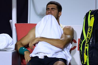 El tenista murciano, Carlos Alcaraz, se enfrentaba en Río de Janeiro a Thiago Monteiro. Pero el español se torció el tobillo derecho cuando apenas se habían disputado dos puntos de su duelo de primer ronda. Aunque logró continuar, decidió retirarse tras el segundo juego, con el marcador igualado (1-1 en 18 minutos, tres o cuatro de actividad real). El percance sufrido pone en peligro su participación en la exhibición que tiene previsto disputar en Las Vegas (Estados Unidos) contra Rafa Nadal el 3 de marzo.