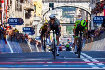 El ciclista italiano del Team Alpecin-Fenix ​​​​Stefano Oldani celebrando su victoria al cruzar la línea de meta, por delante del ciclista italiano del Team Wanty Lorenzo Rota y el ciclista holandés del Team Jumbo Gijs Leemreize, para ganar la 12ª etapa d