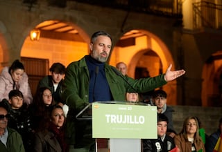 El presidente de VOX, Santiago Abascal, interviene durante un acto público, en la plaza Mayor, a 1 de diciembre de 2025, en Trujillo, Cáceres, Extremadura (España). El líder nacional de VOX está reforzando su presencia en Extremadura como parte de la precampaña electoral de cara al 21 de diciembre. Abascal tiene previsto visitar más ciudades extremeñas en los próximos días, al igual que otros cargos de la agrupación política.
01 DICIEMBRE 2025
Carlos Criado / Europa Press
01/12/2025