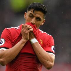 Alexis perdería la titularidad tras la molestia de Mourinho