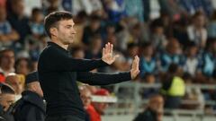 El entrenador del CD Tenerife, Asier Garitano, da instrucciones a sus jugadores durante el partido de dieciseisavos de final de la Copa del Rey frente a la UD Las Palmas.