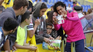 Lemos (right) with Las Palmas fans.