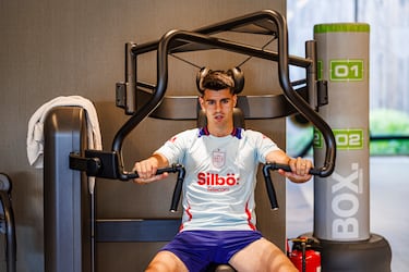 Morata en las máquinas del gimnasio.