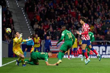 Griezman le puso el balón dentro del área, para que João marcara de cabeza en el minuto 56.