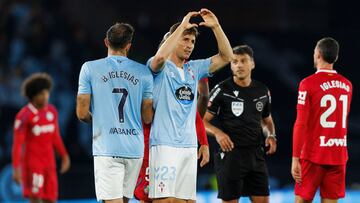 El delantero argentino Tadeo Allende saluda haciendo el símbolo de un corazón a la conclusión del partido entre el Celta y el Getafe.