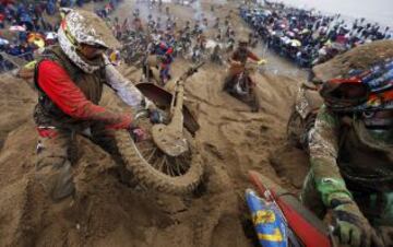 Muchos aficionados al motocross no quisieron perderse esta embarrada carrera de resistencia de tres horas en el suroeste de Inglaterra.