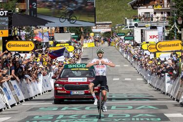 El ciclista esloveno Tadej Pogacar llegando a meta. 