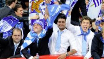 <b>LA LOCURA.</b> Los jugadores recorrieron las calles en un autobús descapotable entre la alegría de los seguidores.