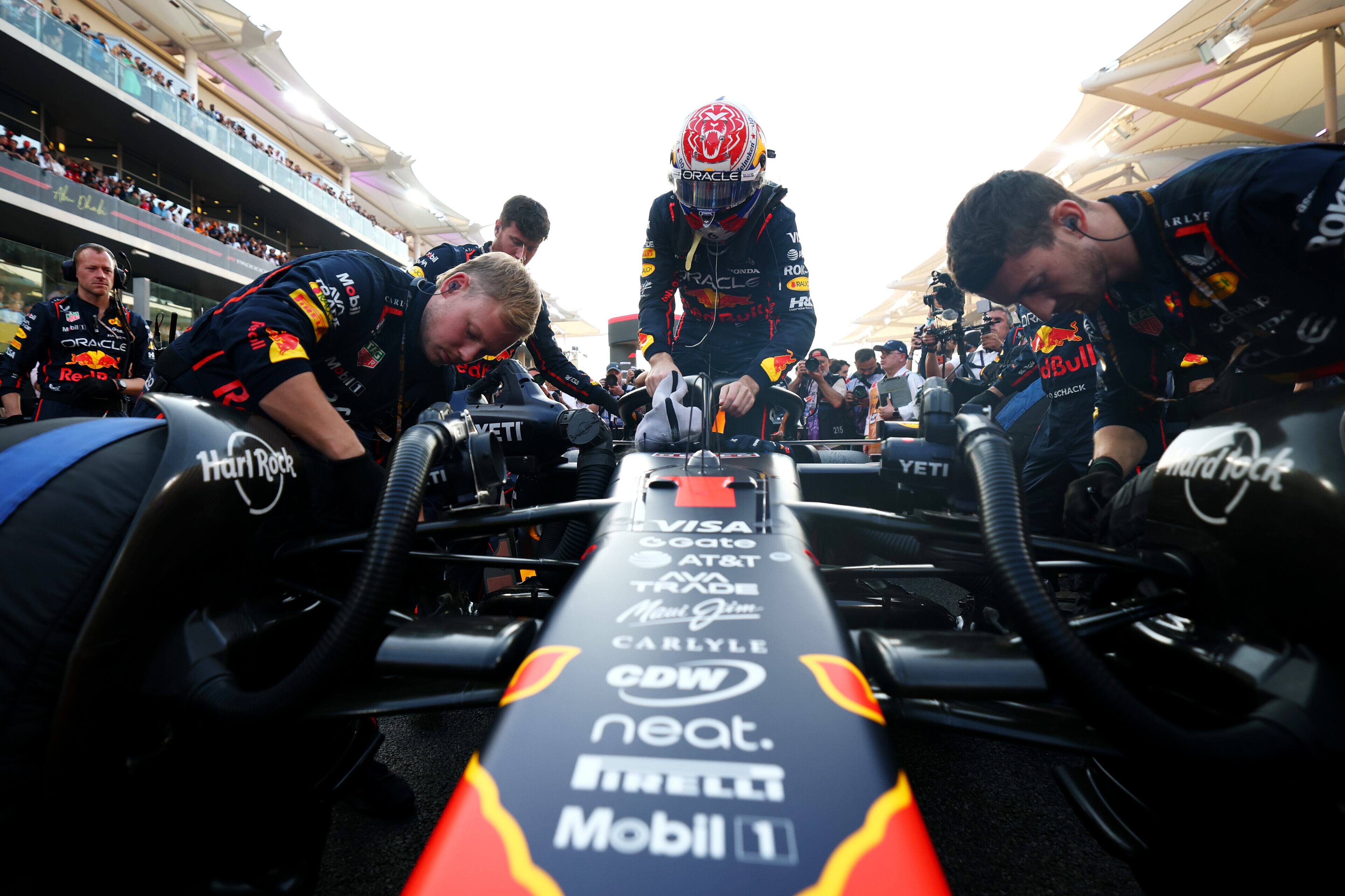 Max Verstappen, en la parrilla del Abu Dhabi con el Red Bull.