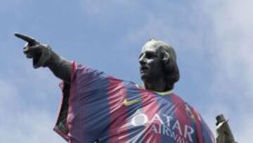 Retiran la camiseta del Bar&ccedil;a de la estatua de Col&oacute;n.