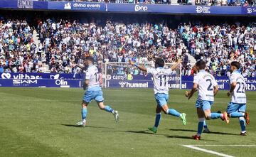 Dioni festeja su gol. Detrás de él Kevin corre a felicitarle.