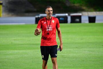 Gaizka Garitano, dirigiendo un entrenamiento del Almería.
