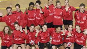 <b>BUENA CARA. </b>La Selección femenina se despide antes de partir.