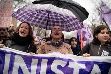 Varias personas marchan bajo la lluvia durante la manifestación convocada por la Comisión 8M por el Día de la Mujer en Madrid. El lema este año fue ‘Feministas antirracistas, ¡a las calles! Nos va la vida en ello’