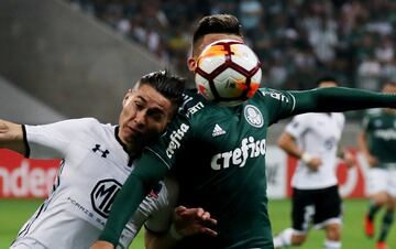 Soccer Football - Copa Libertadores - Palmeiras v Colo Colo - Allianz Parque, Sao Paulo, Brazil - October 3, 2018   Palmeiras' Victor Luis in action with Colo Colo's Oscar Opazo          REUTERS/Paulo Whitaker       TPX IMAGES OF THE DAY